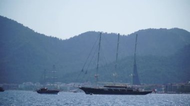 Marmaris şehir limanındaki güzel yatlar. Türkiye, 4k.