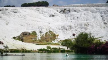 Güzel gölet Pamukkale teraslarında önünde. Atış statik. Türkiye, 4k.