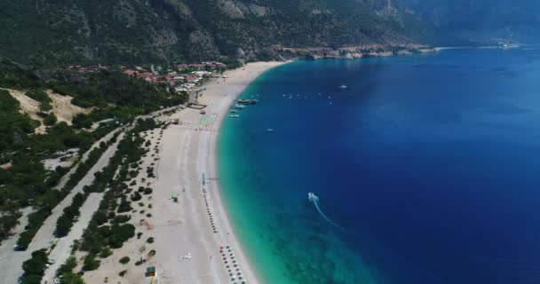 Воздушный Летает Над Пляжем Олудениз Залив Мбаппе Водой Турция — стоковое видео