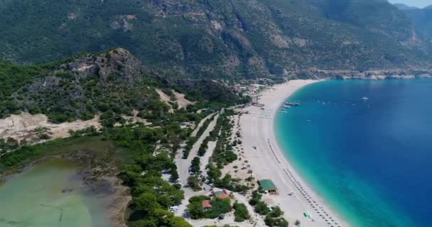 Oludeniz 海滩上空飞行 美丽的海湾与水晶水 土耳其 — 图库视频影像