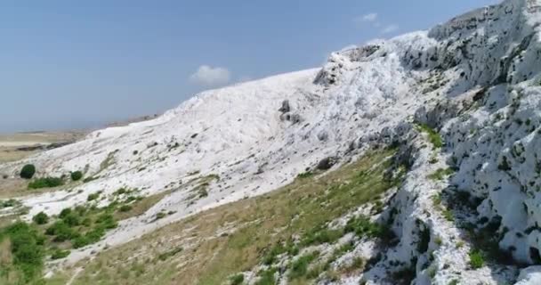 Воздушный Памуккале Знаменитые Сверкающие Белые Кальцитные Травертины Скале Турция — стоковое видео