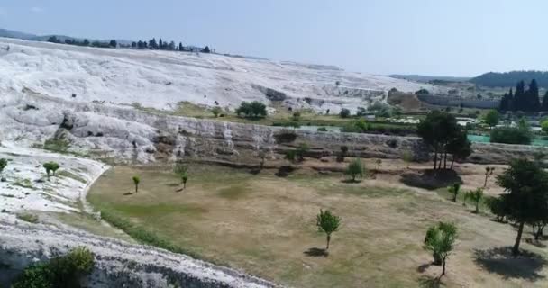 Εναέρια Παμούκαλε Διάσημους Τραβερτίνες Gleaming Λευκού Ασβεστίτη Στο Γκρεμό Τουρκία — Αρχείο Βίντεο