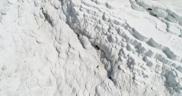 Aérien. Pamukkale - célèbres travertins de calcite blanche scintillante sur la falaise. Turquie, 4K .