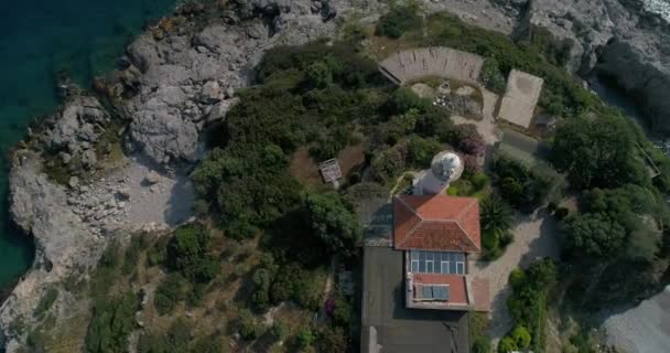 Воздушный Летает Над Маяком Скале Средиземное Море — стоковое видео