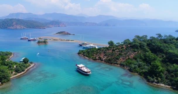 平らな島 透明な青い水の美しい湾 トルコ — ストック動画