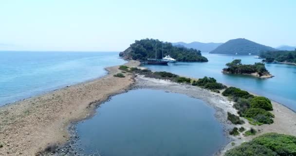 平らな島 透明な青い水の美しい湾 トルコ — ストック動画
