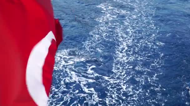 Zpomalený Pohyb Turecká Vlajka Mávala Větru Moře Hory Pozadí — Stock video