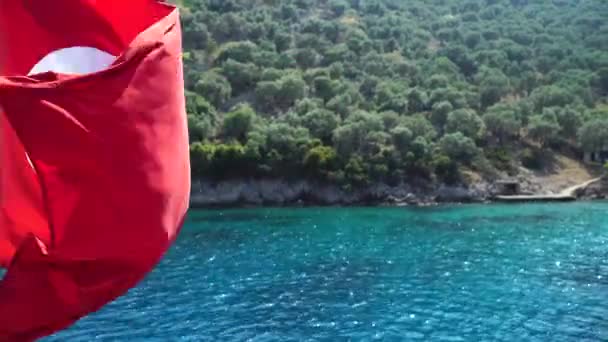 Turecká Vlajka Mávala Větru Moře Hory Pozadí — Stock video