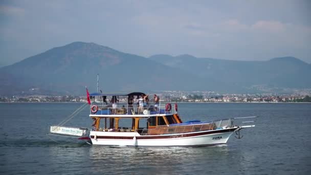 一群人在船上跳舞 费蒂耶港土耳其 2018年4月29日 — 图库视频影像