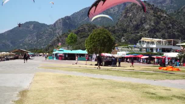 Oludeniz Kasabası Rıhtımına Yamaç Paraşütü Inişi Pilotu Türkiye Oludeniz Nisan — Stok video