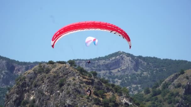 Pilot Des Gleitschirmfliegers Der Der Uferpromenade Der Stadt Oludeniz Landete — Stockvideo