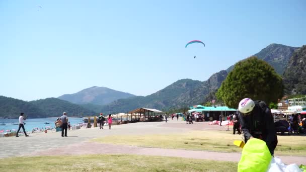 Piloto Parapente Aterrissando Orla Cidade Oludeniz Turquia Oludeniz Abril 2018 — Vídeo de Stock