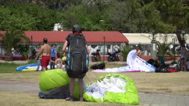 Pilot Paraglideru Nábřeží Oludeniz Turecko Oludeniz Duben 2018 — Stock video