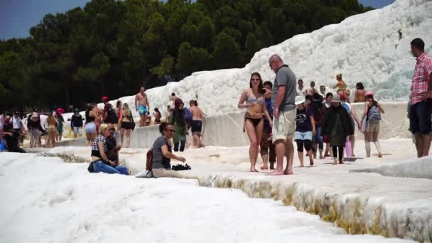 一群游客参观帕穆卡莱或 棉花城堡 的石灰石池 土耳其 帕穆卡莱 2018年5月3日 — 图库视频影像