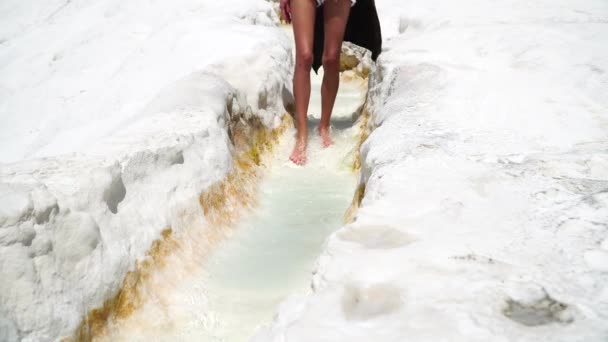 Pamukkale Dışarı Akan Nehrin Yanında Bir Kadın Mükemmel Bacaklar Ile — Stok video