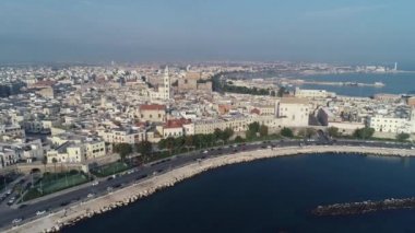 Drone görüntüleri. Güneş doğuyor. Uçan Bari, Puglia, İtalya'nın eski şehir yukarıda. 4k