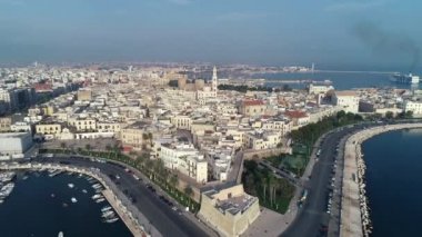 Drone görüntüleri. Güneş doğuyor. Uçan Bari, Puglia, İtalya'nın eski şehir yukarıda. 4k