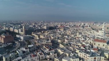 Drone görüntüleri. Güneş doğuyor. Uçan Bari, Puglia, İtalya'nın eski şehir yukarıda. 4k
