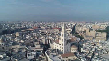 Drone görüntüleri. Güneş doğuyor. Uçan Bari, Puglia, İtalya'nın eski şehir yukarıda. 4k