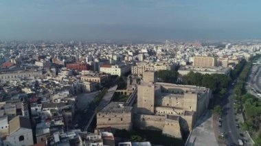 Drone görüntüleri. Güneş doğuyor. Uçan Swabian Castle İtalya'nın Bari yukarıda. 4k