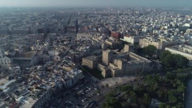 Drone görüntüleri. Güneş doğuyor. Uçan Swabian Castle İtalya'nın Bari yukarıda. 4k