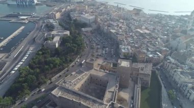 Drone görüntüleri. Güneş doğuyor. Uçan Swabian Castle İtalya'nın Bari yukarıda. 4k