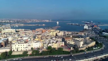 Drone görüntüleri. Yolcu gemisi Bari, İtalya olan bağlantı noktasını girer. 4k