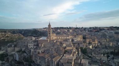 Havadan görünümü. Matera - muhteşem Kanyon kasaba, İtalya. Dünya Mirası. 4k.