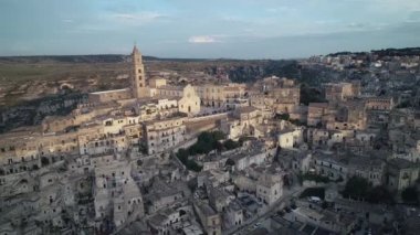 Havadan görünümü. Matera - muhteşem Kanyon kasaba, İtalya. Dünya Mirası. 4k.