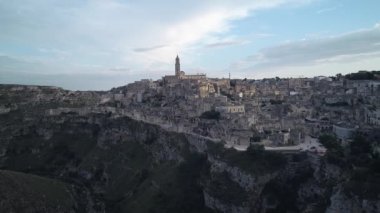 Havadan görünümü. Matera - muhteşem Kanyon kasaba, İtalya. Dünya Mirası. 4k.