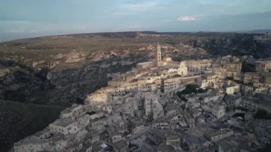 Havadan görünümü. Matera - muhteşem Kanyon kasaba, İtalya. Dünya Mirası. 4k.