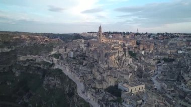 Havadan görünümü. Matera - muhteşem Kanyon kasaba, İtalya. Dünya Mirası. 4k.