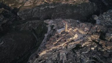Havadan görünümü. Matera - muhteşem Kanyon kasaba, İtalya. Dünya Mirası. 4k.