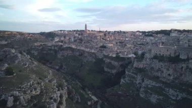 Havadan görünümü. Matera - muhteşem Kanyon kasaba, İtalya. Dünya Mirası. 4k.