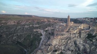 Havadan görünümü. Matera - muhteşem Kanyon kasaba, İtalya. Dünya Mirası. 4k.