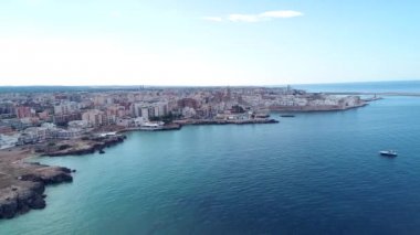 Hava video. Eski Monopoli şehir - şehir Adriyatik Denizi üzerinde. İtalya. 4k