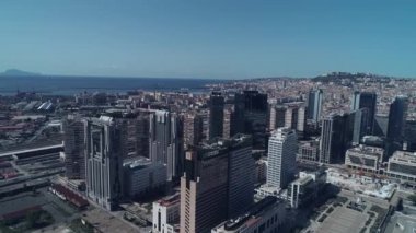 Drone görüntüleri. Napoli, İtalya iş bölgesi. Cityscape Downtown. 4k.