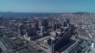 Drone görüntüleri. Napoli, İtalya iş bölgesi. Cityscape Downtown. 4k.