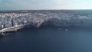 Uçak video. Polignano uçuruma bir Mare kasaba. Puglia, İtalya, 4k.