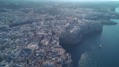 Uçak video. Polignano uçuruma bir Mare kasaba. Puglia, İtalya, 4k.