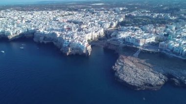 Uçak video. Polignano uçuruma bir Mare kasaba. Puglia, İtalya, 4k.