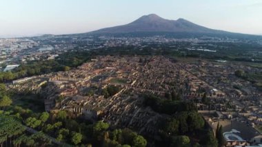 Hava. Pompei ruins - antik Roma kenti kaybetti. Güneş doğuyor. İtalya, 4k.