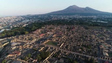 Hava. Pompei ruins - antik Roma kenti kaybetti. Güneş doğuyor. İtalya, 4k.