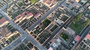 Hava. Pompei ruins - antik Roma kenti kaybetti. Güneş doğuyor. İtalya, 4k.