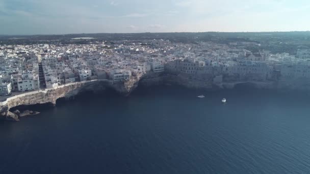 Drone Βίντεο Πολινιάνο Μια Πόλη Mare Στα Βράχια Απουλία Ιταλία — Αρχείο Βίντεο