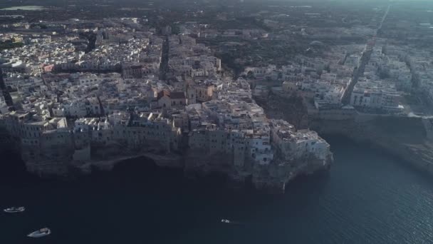 无人机视频 Polignano 在悬崖上的一个母城 普利亚 意大利 — 图库视频影像