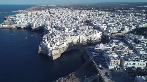 无人机视频 Polignano 在悬崖上的一个母城 普利亚 意大利 — 图库视频影像