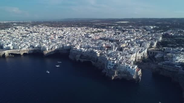 无人机视频 Polignano 在悬崖上的一个母城 普利亚 意大利 — 图库视频影像