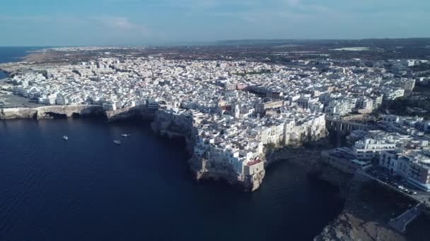 Vídeo Drones Polignano Una Ciudad Mare Los Acantilados Puglia Italia — Vídeos de Stock