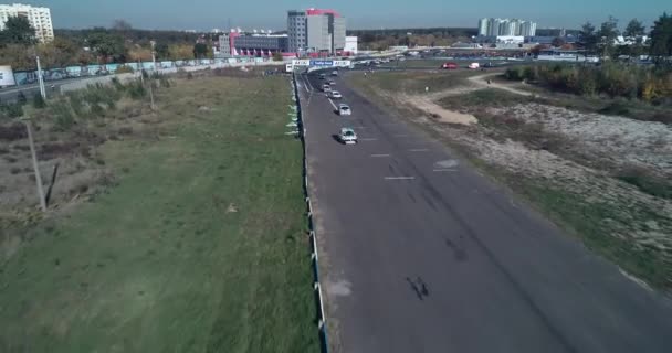 空中ショット ドローンは車のレース中にトラックをレースの上を飛んでします — ストック動画